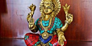 மகாலட்சுமியின் பல்வேறு பரிமாணங்களும், அவள் வழங்கும் செல்வங்களும்